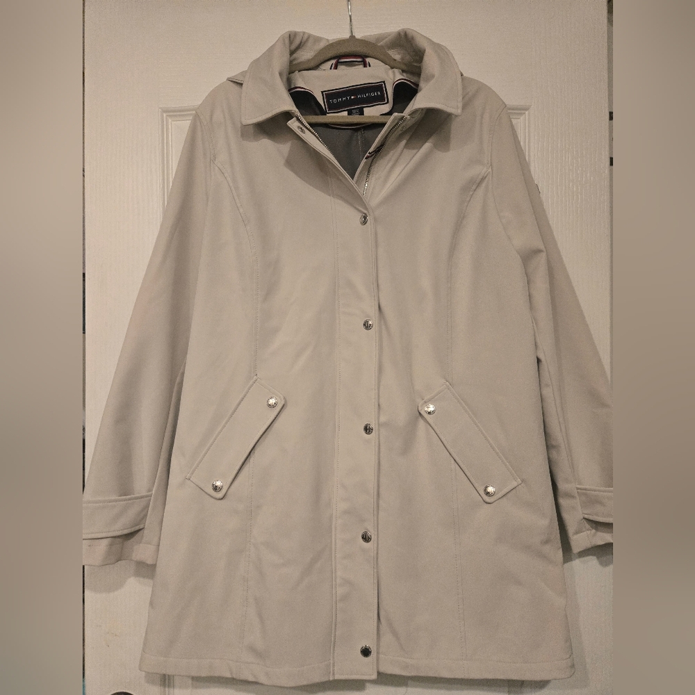 Tommy Hilfiger Cream Trench Coat with Water-Resistant Fabric